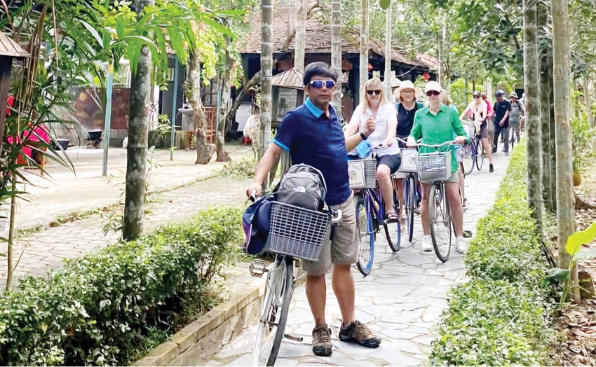 Khách du lịch tham quan nhà vườn Thủy Biều bằng tour xe đạp