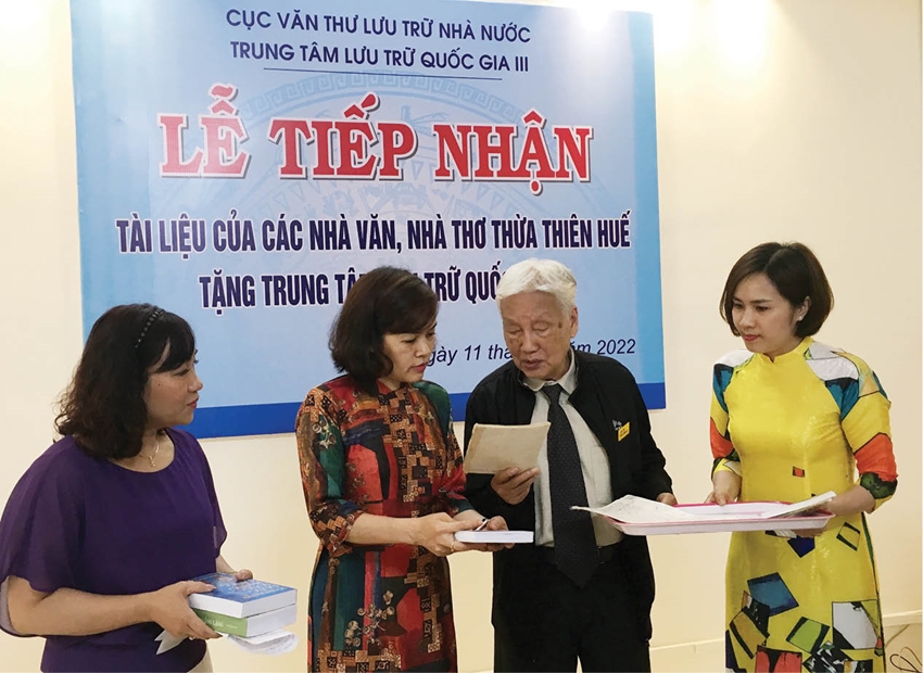 Nhà văn Tô Nhuận Vỹ (thứ hai từ phải sang) trao hiện vật cá nhân cho Trung tâm Lưu trữ Quốc gia III