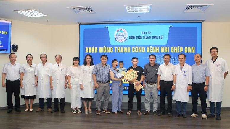 Đội ngũ y bác sĩ Bệnh viện Trung ương Huế cùng gia đình bệnh nhi trong ngày xuất viện