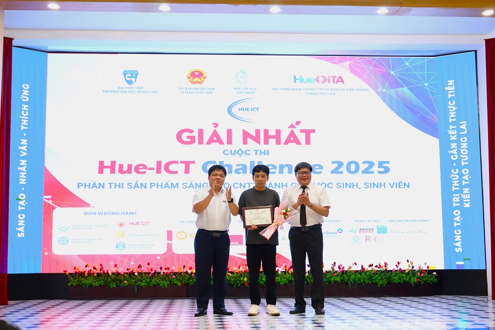 Ban Tổ chức Cuộc thi trao Giải nhất cho sinh viên Thái Thanh Nhật (Trường ĐH Khoa học, ĐH Huế) với sản phẩm “AI Assistant Platform – Nền tảng AI tự cấu hình, tích hợp đa nền tảng hỗ trợ doanh nghiệp xử lý đơn hàng và tư vấn khách hàng” 