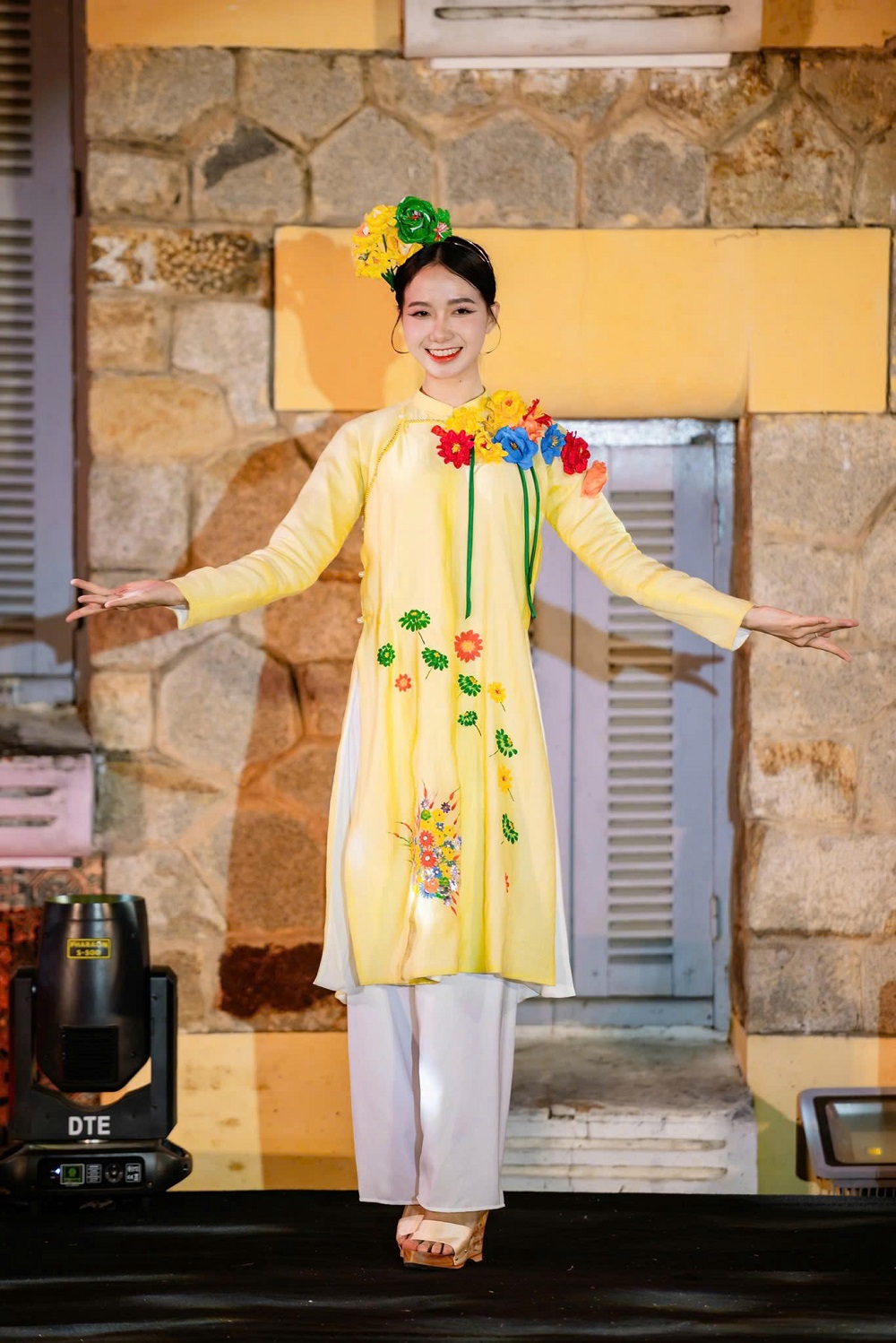 Sắc thắm cố đô - Tôn vinh vẻ đẹp áo dài giữa không gian văn hóa Huế