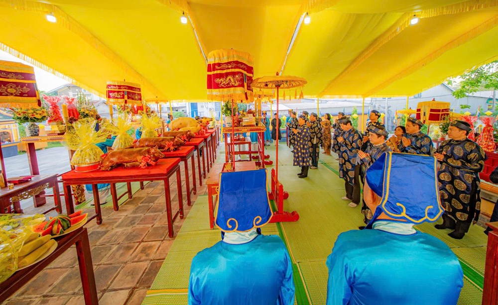 Đại diện các đơn vị tại lễ tế ở di tích đàn Âm hồn, thành phố Huế. Ảnh: B.MINH