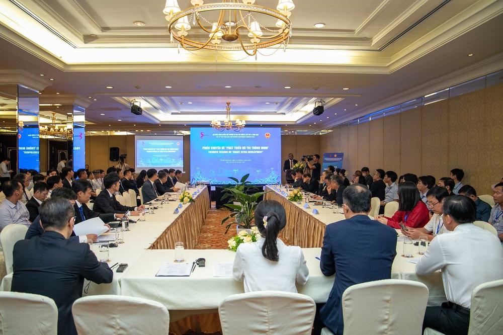 Toàn cảnh phiên họp chuyên đề “Phát triển đô thị thông minh - Thematic session on Smart Cities Development”
