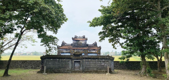  Bình phong và cổng đình Văn Xá, nhìn từ trong ra