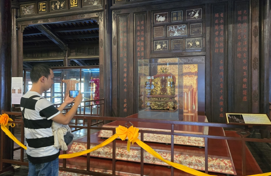  Bảo vật quốc gia - Ngai hoàng đế Duy Tân được đặt trong lồng kính bảo vệ 