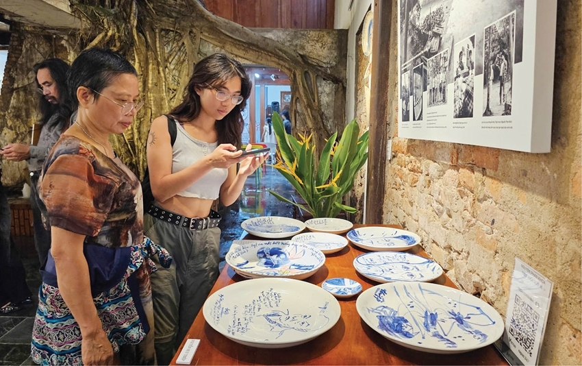 Nguyen Huy Thiep’s portrait and quotations on ceramic artworks