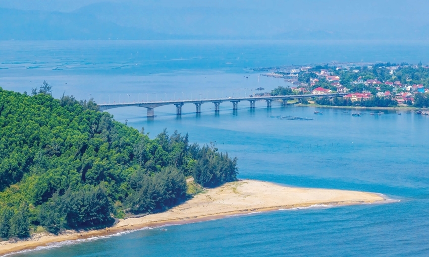 Tu Hien Bridge crossing the sea-gate on Tam Giang - Cau Hai lagoon. Photo: Nguyen Phong