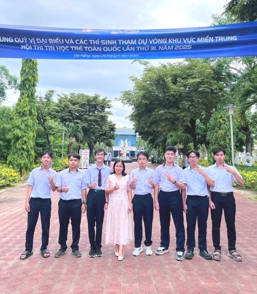  Học sinh Trường THPT Chuyên Quốc Học - Huế tham gia cuộc thi