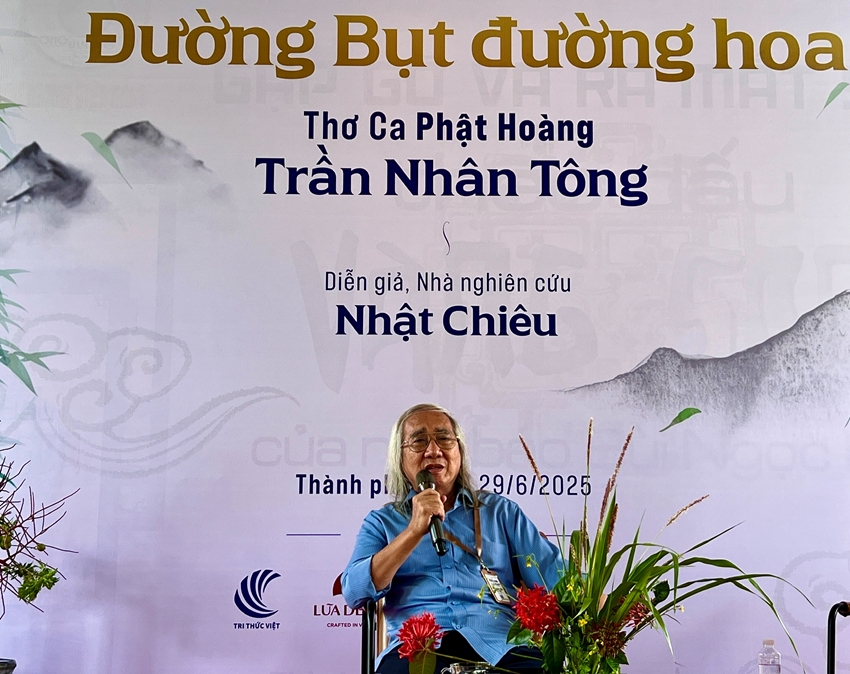 Diễn giả, nhà nghiên cứu Nhật Chiêu đọc lại những vần thơ xưa của Phật Hoàng Trần Nhân Tông tại buổi nói chuyện