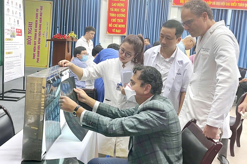 Kiểm tra bệnh án trước khi thực hiện phẫu thuật 