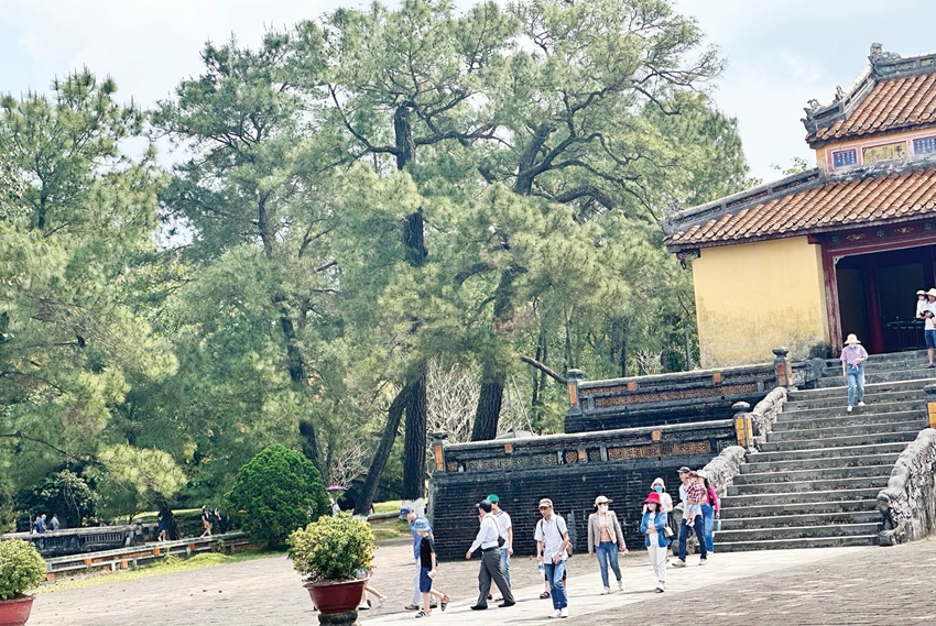 Du khách tham quan lăng Gia Long. Ảnh: Ngọc Hòa