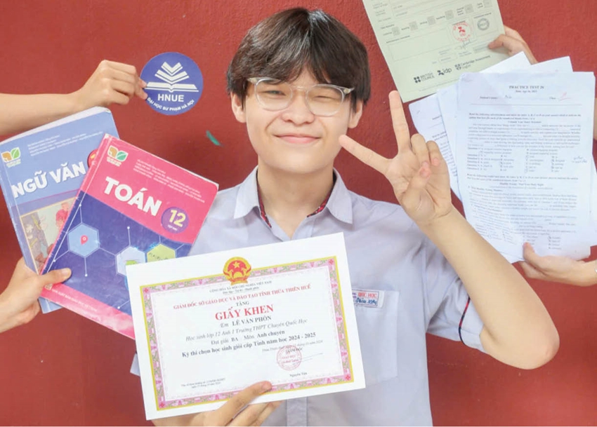   Lê Văn Phôn, chàng thủ khoa khối D01. Ảnh: NVCC