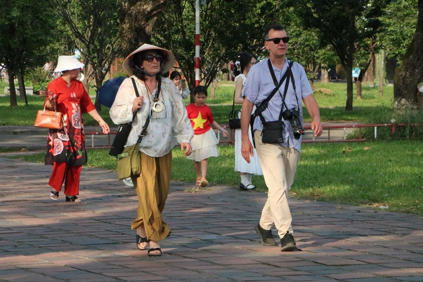 Tourists to Hue 