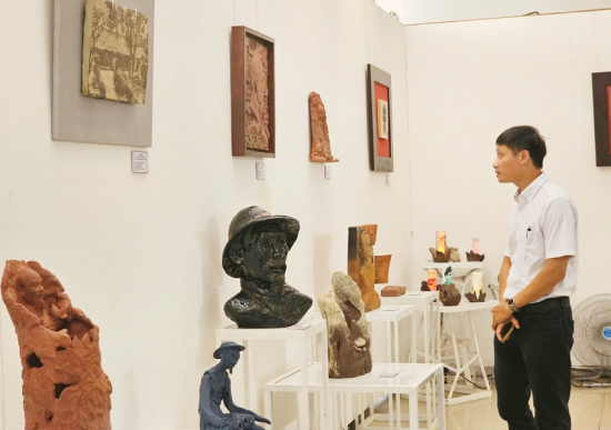   Những sáng tác về đề tài Bác Hồ bằng chất liệu gốm được trưng bày tại Bảo tàng Hồ Chí Minh TP. Huế