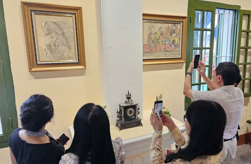 The exhibition space for painting artworks 