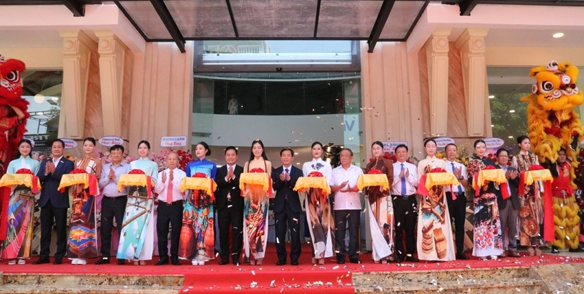 The ribbon-cutting ceremony commencing Hue Plaza technical operation phase
