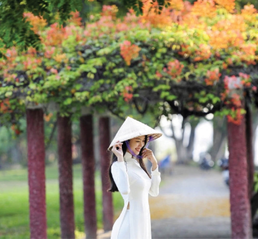 Gentle young woman of Hue. Photo: Hoang Hai