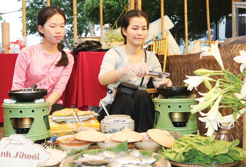 Gian hàng làm bánh khoái cá kình tại chương trình “Huế - Kinh đô ẩm thực” 2025