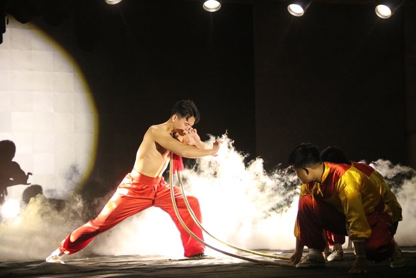  Phần biểu diễn trích đoạn tác phẩm nghệ thuật “Văn trị - Võ công”