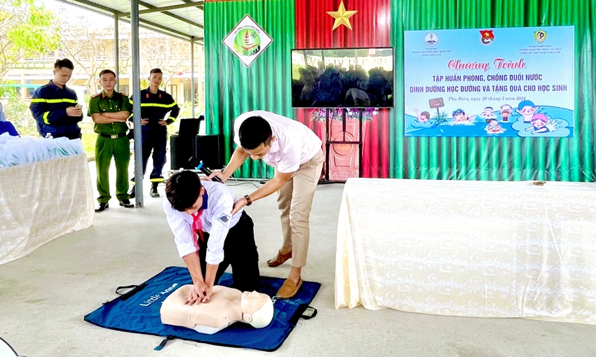 Tập huấn cho học sinh thực hành kỹ thuật sơ cấp cứu đuối nước 