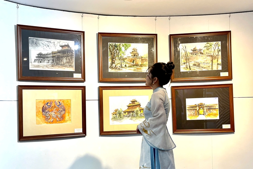   Một góc không gian trưng bày các tác phẩm ký họa về Huế. Ảnh: H. Y