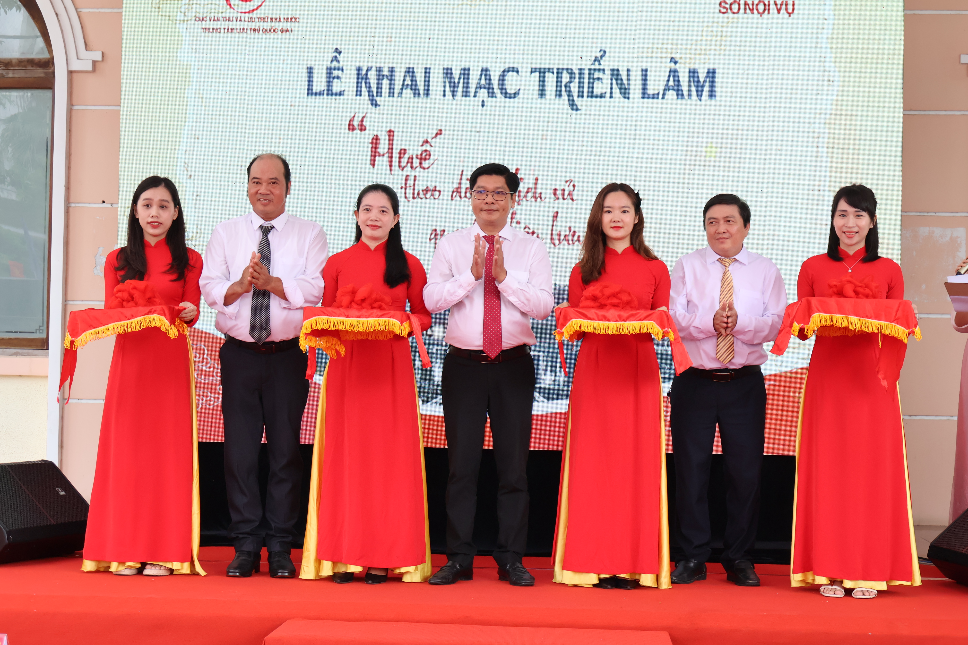 Nghi thức cắt băng khai mạc Triển lãm Huế theo dòng lịch sử qua tài liệu lưu trữ, ngày 28/8/2025