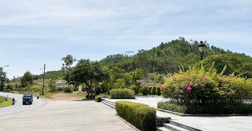   Núi Ngự Bình nhìn từ khu vực tượng đài vua Quang Trung. Ảnh: Bảo Phước