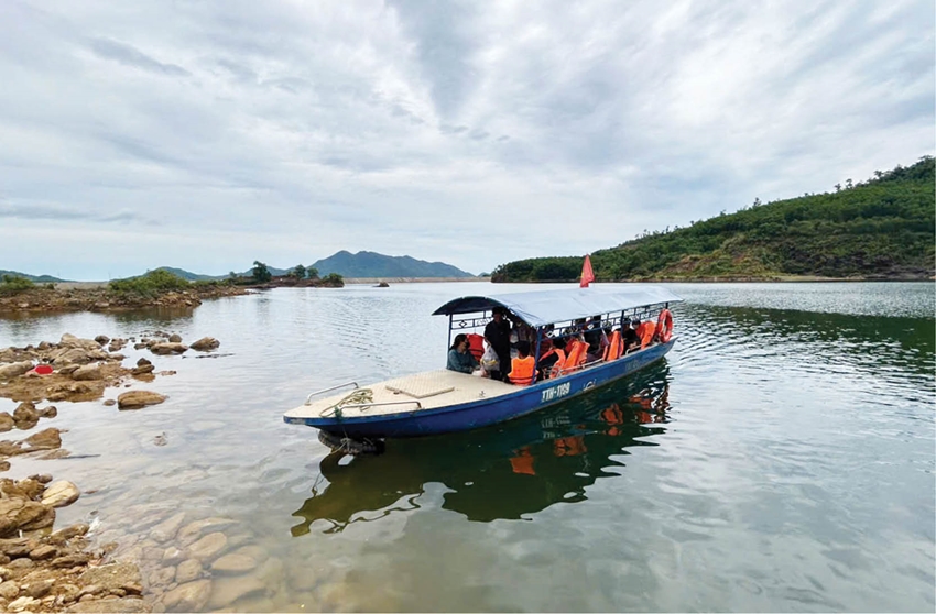  Thuyền đưa khách đến Khu du lịch suối Tiên - hồ Thủy Yên trong tháng 7/2025