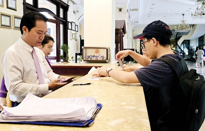  Du khách làm thủ tục nhận phòng tại Khách sạn Saigon Morin Huế