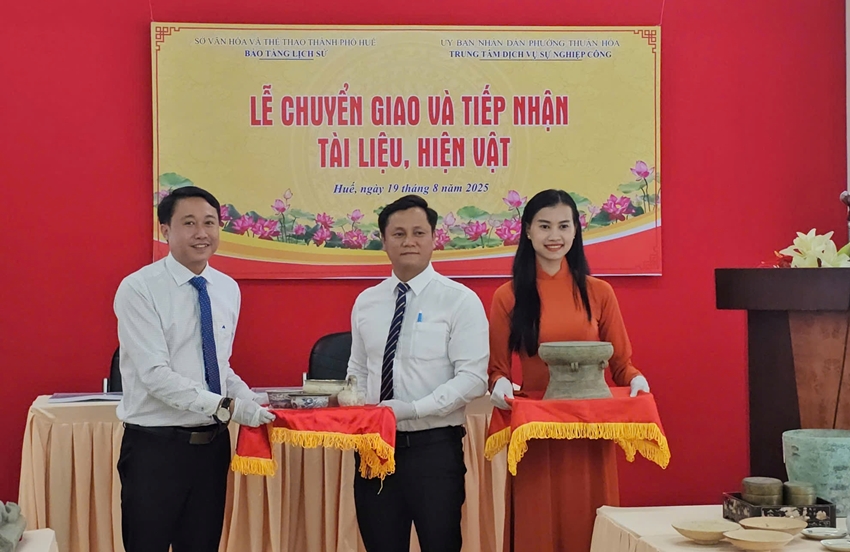 Ông Nguyễn Đức Lộc, Giám đốc Bảo tàng Lịch sử TP. Huế (phải) tiếp nhận các hiện vật từ lãnh đạo Trung tâm Dịch vụ sự nghiệp công phường Thuận Hóa 