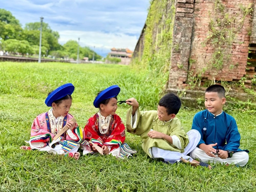 Khách du lịch chụp ảnh với cổ phục tại Đại Nội, TP Huế.