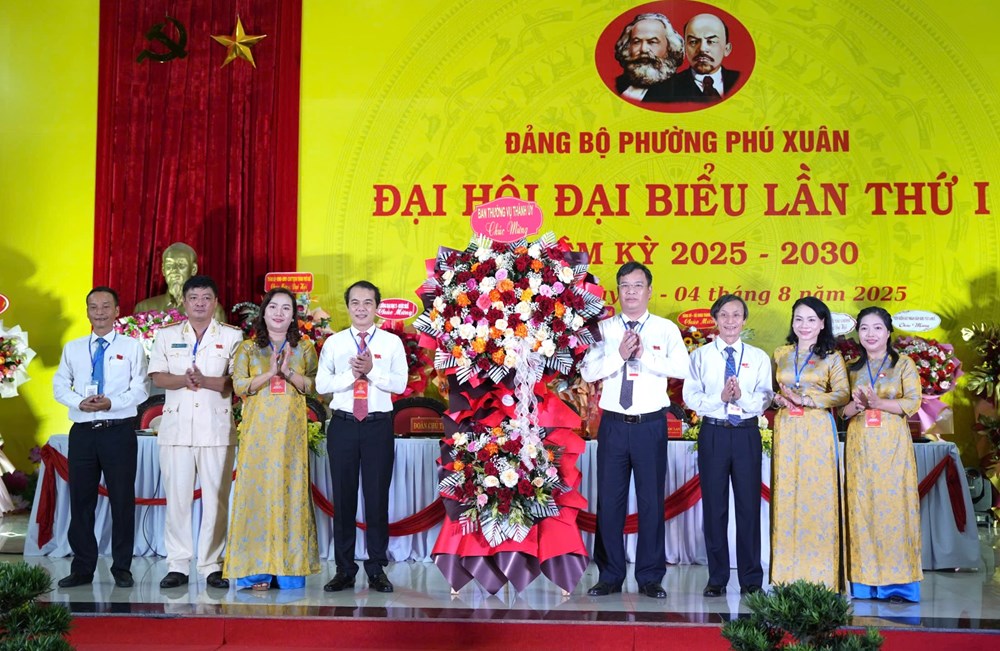 Ông Phạm Đức Tiến - Phó Bí thư Thường trực Thành ủy Huế tặng hoa chúc mừng Đại hội. Ảnh: N.M