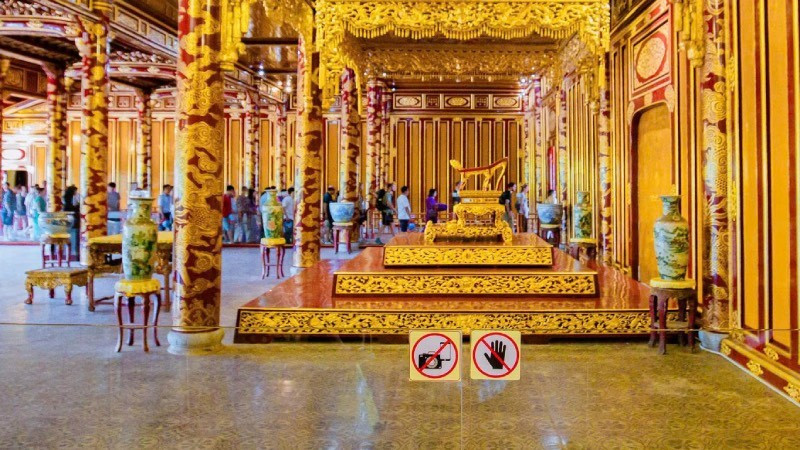 Ngai vua triều Nguyễn đã được bảo vệ sau hành lang bằng kính