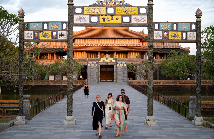  Đoàn famtrip châu Âu đến khảo sát các sản phẩm du lịch ở Huế. Ảnh:  Sở Du lịch