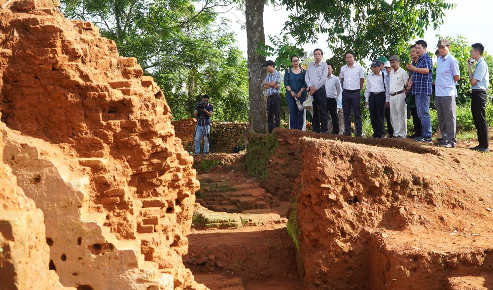 Tại hiện trường khai quật khảo cổ tháp đôi Liễu Cốc đầu tháng 7.2025