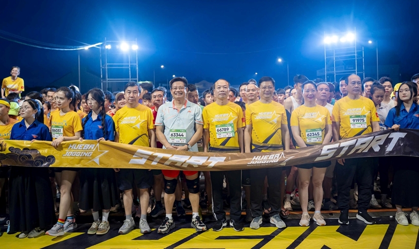 Leaders of the city and local departments joining the marathon together with a large number of runners 