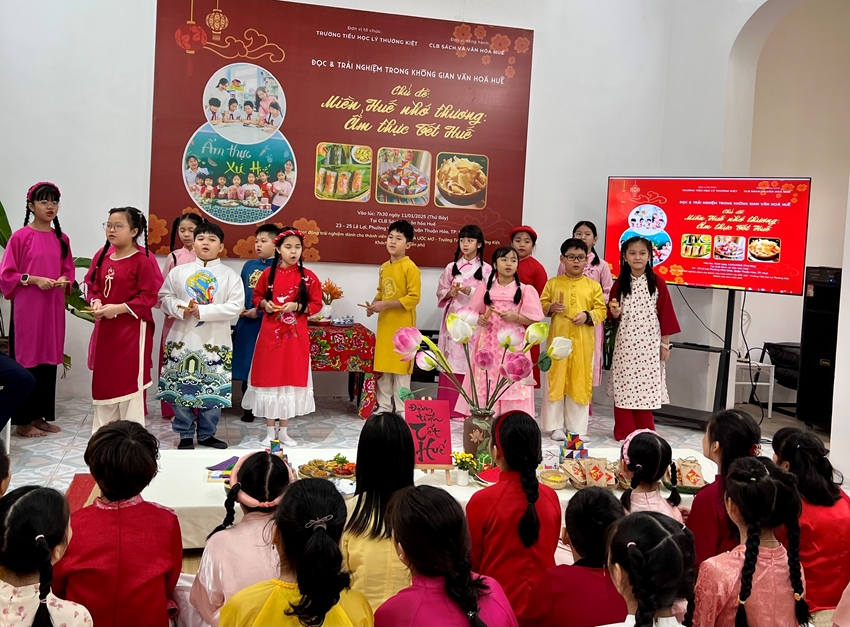 Students of Ly Thuong Kiet Primary School experiencing Hue's cultural space. (Illustrative photo. Photo: N.H)