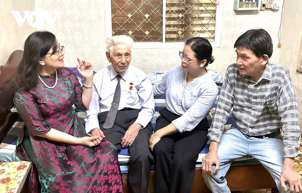 Cụ Nguyễn Văn Tiên (thứ 2 bên trái) quây quần bên con cháu