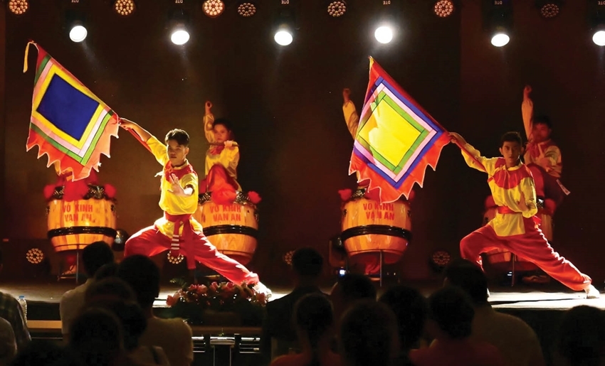 Excerpt from “Van Tri - Vo Cong” unique visual art performance