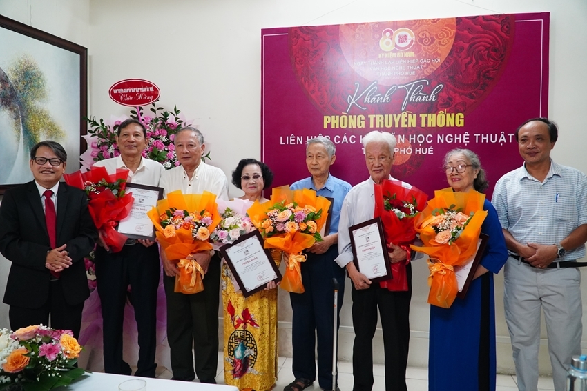 Leaders of Hue City Union of Literature and Arts Associations presenting certificates to artists and families of the artists who have made significant contributions of artifacts to the memorial space 