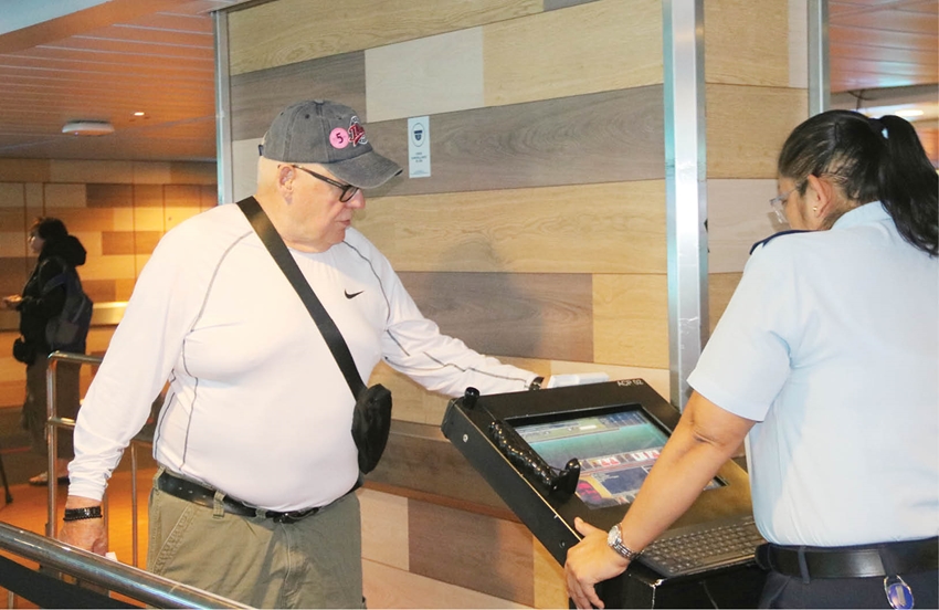  Khách du lịch tàu biển làm thủ tục khi tàu cập cảng Chân Mây 