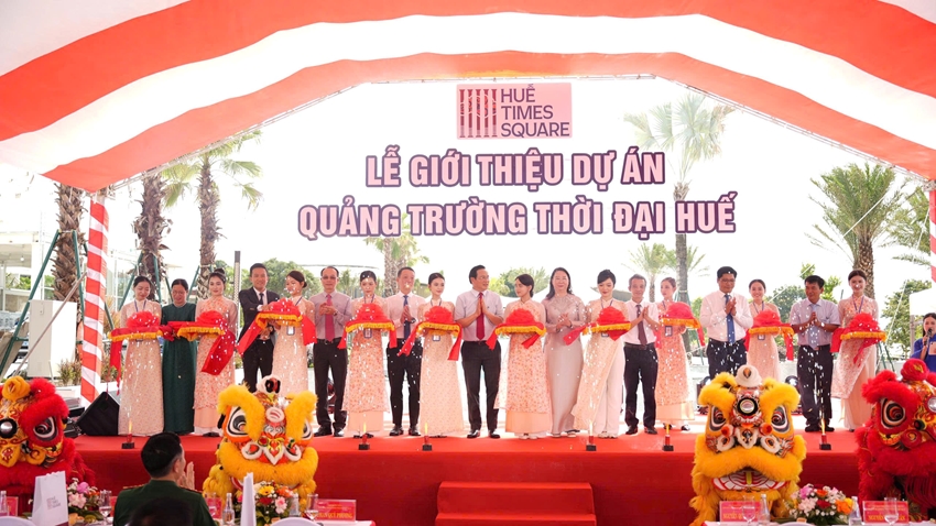  Nghi thức cắt băng đánh dấu sự ra mắt dự án Quảng trường Thời Đại Huế 