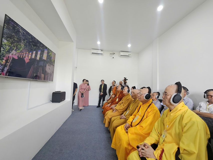 Trải nghiệm tại phòng tư liệu  