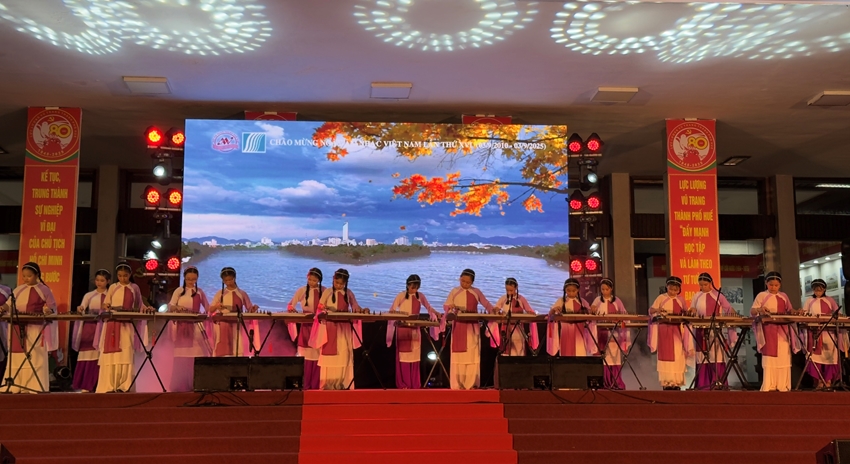  Các em trong CLB Duyên Tranh biểu diễn hòa tấu “Một vòng Việt Nam”  