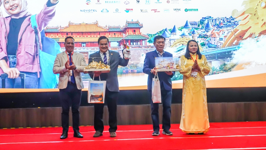   Trao tặng quà lưu niệm đến các đại biểu VIP trong chương trình giới thiệu du lịch miền Trung Việt Nam tại Malaysia.  Ảnh: SDL 