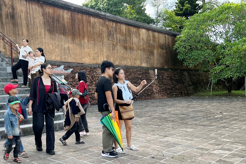 Du khách thăm lăng Tự Đức dịp 2/9. 