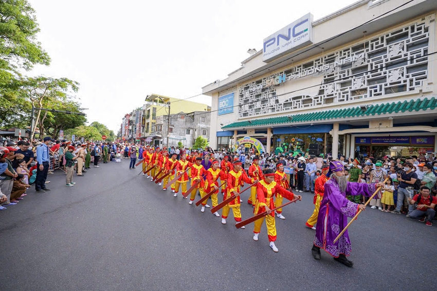  Trình diễn văn hóa dân gian tại Festival Huế. Ảnh: H. PHÚC 