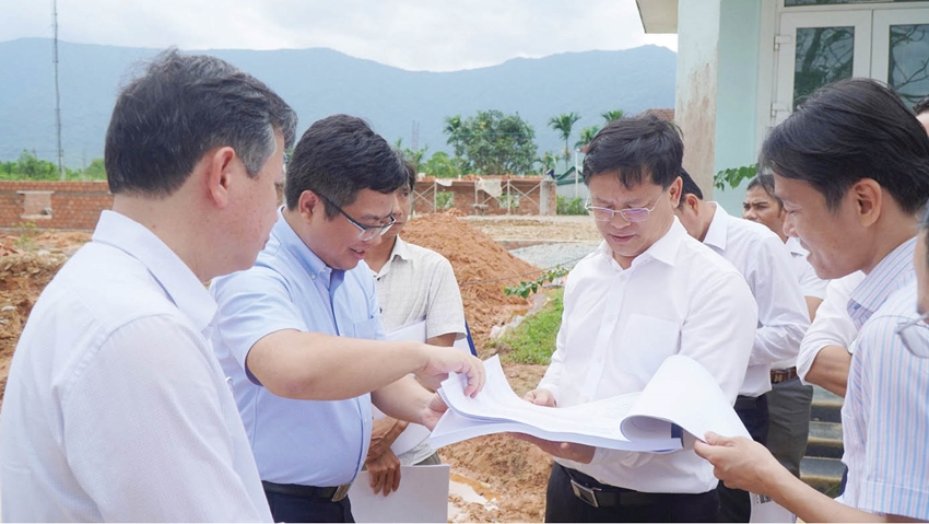 Phó Chủ tịch Thường trực UBND thành phố Nguyễn Thanh Bình cùng đại diện các sở, ban, ngành kiểm tra thực địa để triển khai dự án tại cơ sở