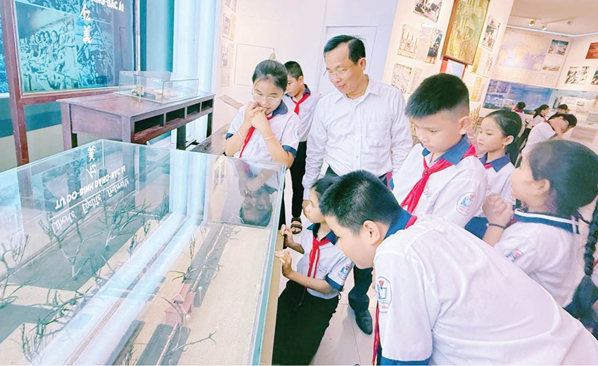 Miễn học phí sẽ giảm nỗi lo cho phụ huynh trong năm học mới 