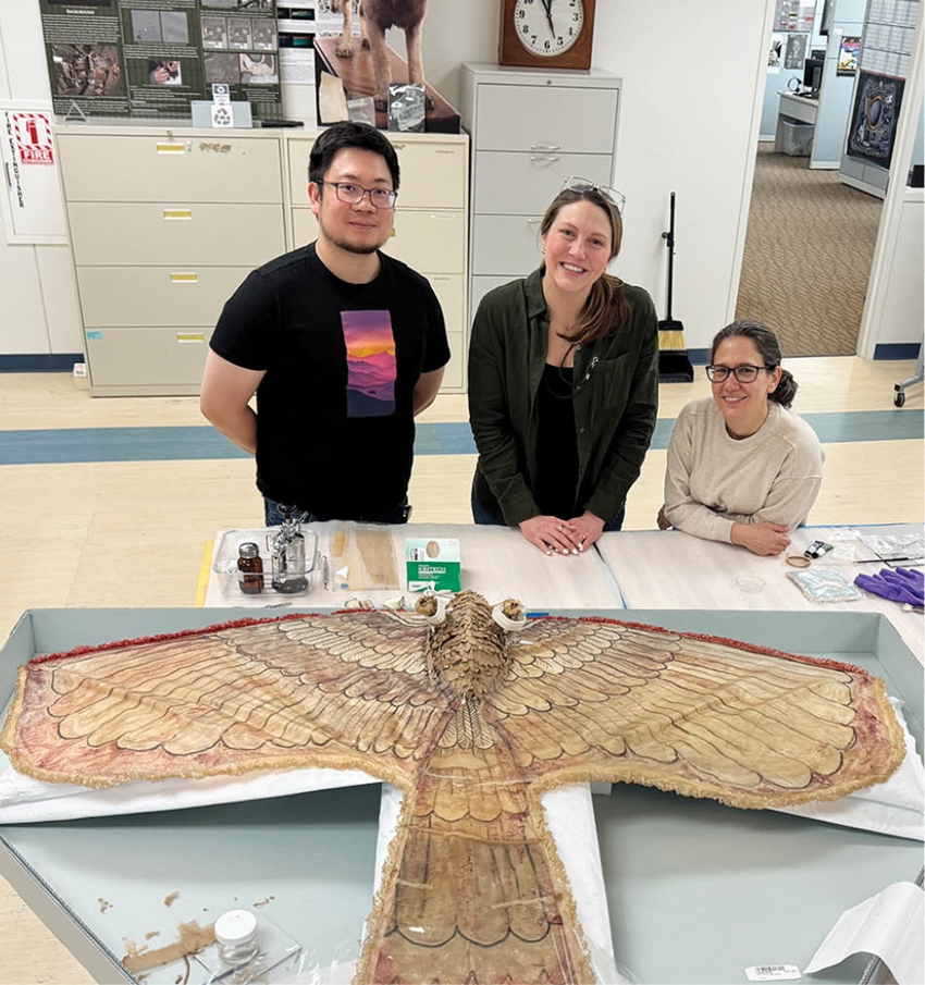 Chuyên gia Vũ Đỗ cùng 2 chuyên gia giám tuyển và bảo tồn của Bảo tàng Hàng không và Không gian Quốc gia Smithsonian bên cạnh con diều Huế. Ảnh: Bảo tàng Hàng không và Không gian Quốc giaSmithsonian Lý lịch một cánh diều